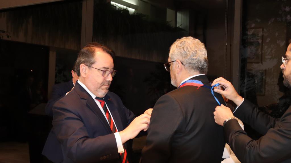 ArriaranChile's tweet photo. Esta semana tuve el honor de imponer la Condecoración Bernardo O´Higgins en el grado de Gran Oficial al rector de la Universidad  UTE Dr. Ricardo Hidalgo, por su activo papel en el fortalecimiento de la relación bilateral entre 🇨🇱 y 🇪🇨  en diferentes ámbitos. https://t.co/DBJxQCPvsS