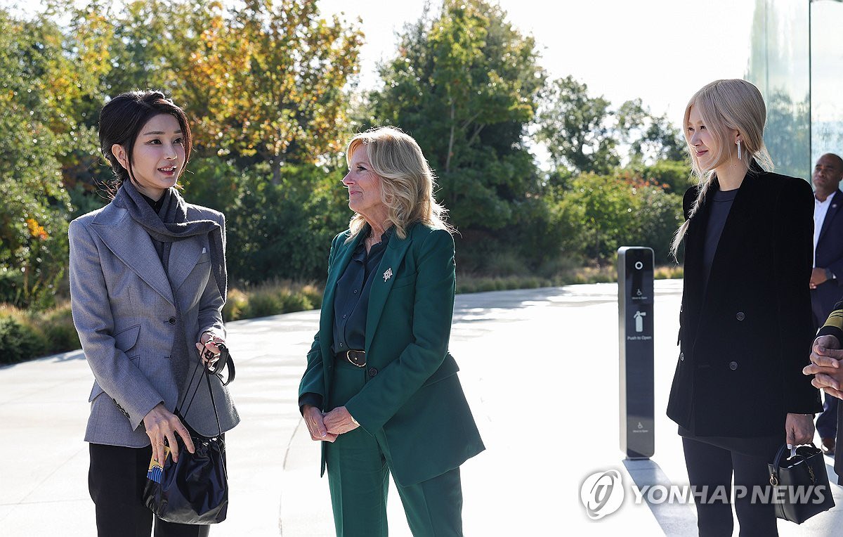 BBU_BLACKPINK's tweet photo. [PRESS] #BLACKPINK’s #ROSÉ together with US FIRST LADY, Jill Biden and South Korea’s FIRST LADY, Kim Keon-hee at the Asia-Pacific Economic Cooperation (APEC) in Apple Park, USA.

#BLACKPINK @BLACKPINK https://t.co/m0vlix7fDj