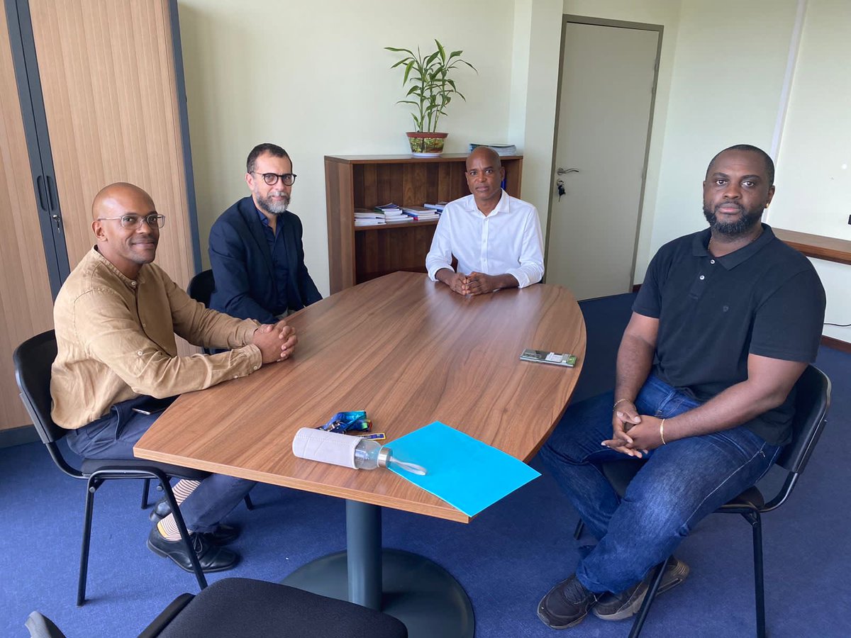 GuyaneUnsaEduc's tweet photo. Dernière journée en #Guyane, visite à l’⁦@univguyane⁩ pour ⁦@FMarchandfred⁩ accompagné de ⁦@P_Briquet⁩, de Claude Chaumet-Secrétaire Acad 973 ⁦@SNPTES⁩ et de Koulani Rézaire-Secrétaire Acad 973 ⁦@unsa_itrfbio⁩ ! ⁦@UNSA_Education⁩ #unsaeduc973 https://t.co/uqrhxn51zA