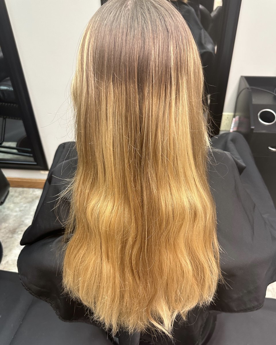 BEFORE AND AFTER ➡️➡️➡️ Color, highlights and cut by Kayla 🔥 Schedule now or call 724-657-5156.
 #highlights #blonde #blondehighlights #foils #cut #style #beautiful #behindthechair #toner #pabeauty #pabeautysupply #pabeautysupply #spa #salon #cosmo #maryturnerdayspa