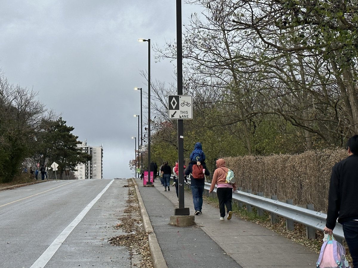 SaveOSC's tweet image. Why are kids struggling up a big hill visiting the Science Centre?

Because Premier Ford won&apos;t fix the OSC bridge.

@RBC, @CIBC, @TELUS, @McMillanLLP, &amp;amp; @McKinsey have team members on the OSC board.

Corporate Canada, please help the kids.

Get the Science Centre bridge fixed.