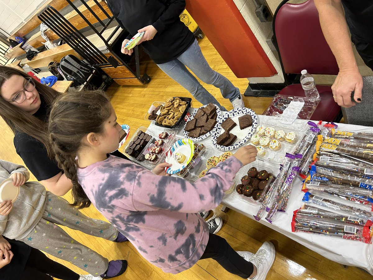 OVMS Fall Play Cast and Crew pre-show pizza party! Don’t miss the final performance of “Goldilocks on Trial”tonight at 7pm! @EricMHibbs @OVMSPrincipal @MrZ_OVMS @TWPSuperVPA @TWPSchools