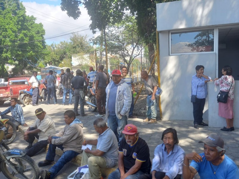 CupulaAlpha's tweet photo. El ingenio de #Calipan, una vez más, posterga el pago a los #cañeros, generando incertidumbre y molestia. La zafra pendiente amenaza con dejar a más de 500 trabajadores sin empleo. La falta de seriedad de la empresa pone en jaque la estabilidad de toda una comunidad. https://t.co/DFSmU7P5R5