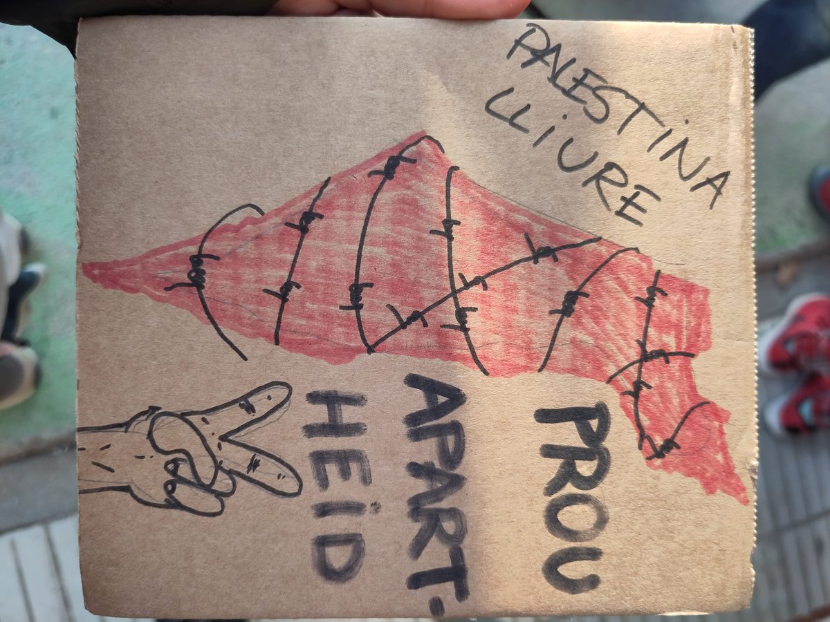 AFAMarinada's tweet photo. Moltes gràcies a totes les famílies que han participat a la concentració d'aquesta tarda a l'escola #Marinada de #Masnou, per denunciar l'apartheid i el genocidi de Gaza.
#LlibertatPalestina #FreePalestine https://t.co/POkTyJ1C7w