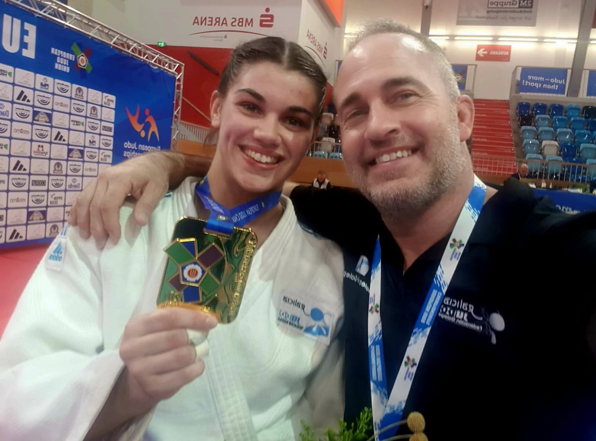 Palmarés internacional de Laura, nunha das fotos co seu adestrador Marcial Romero.

2023 🥇 europeo sub23
2022 🥇 europeo junior
2021 🥈 mundial junior
2019 🥈 europeo cadete