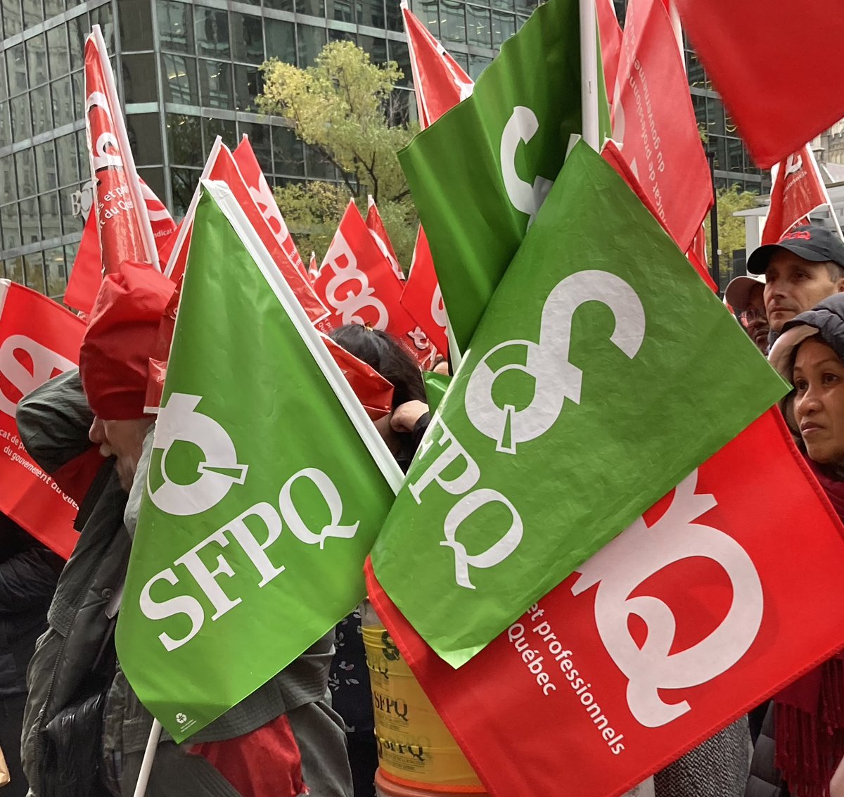 Gaspard_Skoda's tweet photo. Le Parti Québécois et Paul St-Pierre Plamondon étaient présents aujourd’hui aux côtés des syndicats de la fonction publique québécoise devant le Centre Sheraton où Pierre Fitzgibbon donnait une conférence.
#SPGQ #SFPQ https://t.co/VB3TaPgVnn