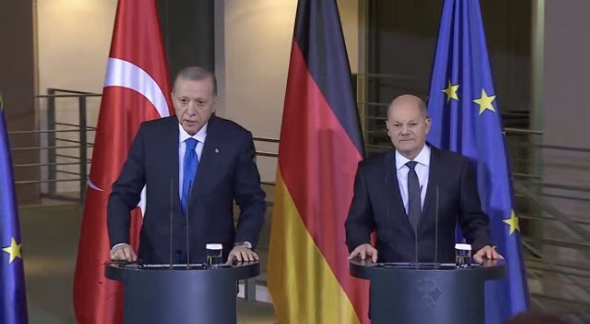 Cumhurbaşkanı Erdoğan'ın, Almanya Başbakanı Olaf Scholz ile beraber basın açıklamasından: 'Açık ve net konuşmayı severim, burada da açık ve net konuşacağım. Ben rahat konuşuyorum çünkü bizim İsrail'e borcumuz yok. Borçlu olanlar rahat konuşamıyor.'