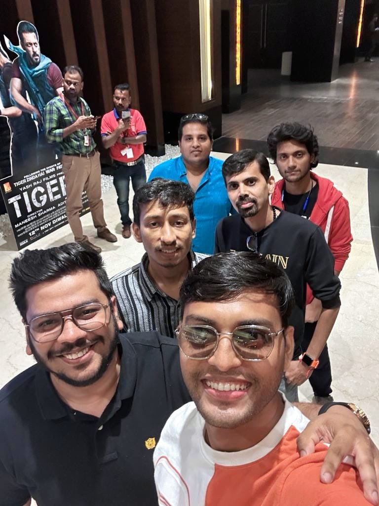 SRKCHENNAIFC's tweet photo. SRK Fans from our home team #CHENNAI went to watch #Tiger3 just to take a glimpse of King 👑 Khan @iamsrk in the film! 

They are now ready to celebrate DUNKI FDFS soon too ❤️ 
#ShahRukhKhan𓀠 @iamsrk https://t.co/22wKgM0beC