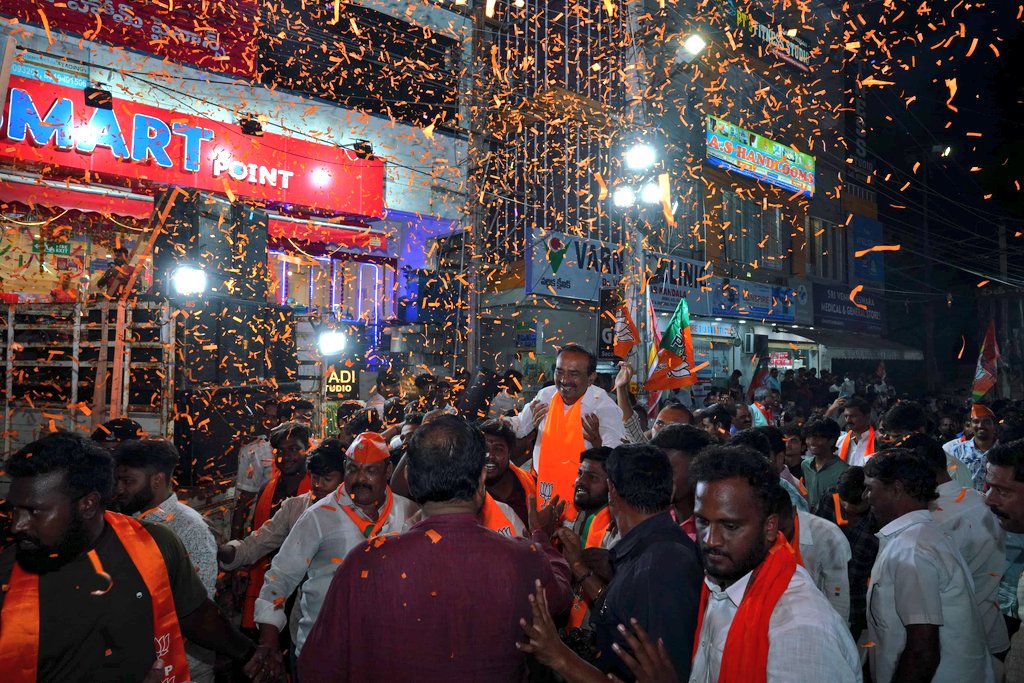 Eatala_Rajender's tweet photo. ఎల్బీనగర్ అసెంబ్లీ నియోజకవర్గం బిజెపి అభ్యర్థి శ్రీ @SamaRangaReddy_ గారికి మద్దతుగా ఎన్నికల ప్రచారంలో పాల్గొని ప్రసంగించడం జరిగింది.

పనామా గోదాం - రెడ్ ట్యాంక్- NGO కాలనీ - SKD నగర్ - వైదేహి నగర్ - హనుమాన్ టెంపుల్ - సాహెబ్ నగర్ వరకు రోడ్ షో నిర్వహించి, సాహెబ్ నగర్ లో కార్నర్ మీటింగ్ లో ప్రసంగించడం జరిగింది.

మోదీ గారిని ప్రచార కమిటీ చైర్మన్ గా నియమించిన తరువాత మొదటి సభ LB స్టేడియంలో తెలంగాణ గడ్డమీద జరిగింది. ప్రధాని అయ్యారు. మొన్న మళ్లీ అదే గడ్డమీద నిల్చొని బీసీ ముఖ్యమంత్రిని చేస్తాం అని ప్రకటిచారు.
అది సఫలం కావాలంటే మీ చేతుల్లో ఉంది. 

నాకు ఇప్పటి వరకు ఓటమి లేదు.
శ్రమను నమ్ముకుంటే, ప్రజలను నమ్ముకుంటే సాద్యంకానిది ఏదీ లేదు అనే నమ్మకం ఉన్న వాన్ని..

సామ రంగన్నకి ఓటువెస్తే నాకు వేసినట్టే.

కెసిఆర్ పాలనలో.. షీ టీమ్స్, సీసీ కెమెరాలు నిఘా ఉంది అని చెప్తున్న నేపథ్యంలో..  నందనవనంలో ముక్కుపచ్చలారని ఆడబిడ్డ మీద అత్యాచారం జరిగితే స్పందన లేదు. 
Lb నగర్ పోలీస్ స్టేషన్లో పరిధిలో పోలీసులే ఒక మహిళ మీద చేసిన దౌర్జన్యం చూశాం. రక్షించాల్సిన పోలీసులే చెప్పకూడని చోట కొట్టారు.

మునుగోడు ఎన్నికల సందర్భంలో రూపాయి ఖర్చు లేకుండా రిజిస్ట్రేషన్ చేస్తా అన్నారు.
118 జి.వో ఇచ్చారు. ఎన్నికలు అయిపోగానే మర్చిపోయారు. బోడ మల్లన్న సామెత లాగ వ్యవహరించారు. 

డబుల్ బెడ్ రూం ఇల్లు ఇవ్వలే. 
5 లక్షలు ఇస్త అని ఇప్పుడు 3 లక్షలు ఇస్తారట. ధరలు పెరిగాయా తగ్గాయా ? 
బిజెపికి అవకాశం ఇవ్వండి ఇల్లు కట్టించే జిమ్మేదార్ మాది. 

నరేంద్ర మోదీ గారికి కెసిఆర్ లాగా కొడుకులు, అల్లుళ్ళు, కూతుళ్లు, సడ్డకుని కొడుకులు లేరు. దేశ ప్రజలందరూ ఆయన కుటుంబం.

స్మశానవాటికలకు, చెట్లు పెట్టడానికి, సిమెంట్ రోడ్లు వేయడానికి, మోరీలు కట్టడానికి పైసలు ఇచ్చేది కేంద్ర ప్రభుత్వం. మహిళా సంఘ భవనాలు, మున్సిపల్ భవనాలు, గ్రామపంచాయతీ భవనాలు కట్టుకోవడానికి డబ్బులు ఇచ్చింది కేంద్ర ప్రభుత్వం కానీ పేరు మాత్రం కేసీఆర్ కి.

నరేంద్ర మోడీ గారి అండతో మీకు హామీ ఇస్తున్నా..
• ప్రతి పేదవాడికి ఇంగ్లీష్ మీడియం విద్య ఉచితంగా అందిస్తాం.
• ఒక్క రూపాయి ఖర్చు లేకుండా వైద్యం అందిస్తాం.
• నిరుద్యోగ బిడ్డలకు ఉద్యోగ నోటిఫికేషన్ వేస్తాం.
• ఇద్దరు ముసలి వాల్లకు పెన్షన్ అందిస్తాం.
• డబుల్ బెడ్ రూం ఇల్లు అర్హులందరికీ ఇస్తాం.
• ప్రజలకి రక్షణ ఇచ్చే బాధ్యత మాది.
• స్థలాలకు రక్షణ కల్పిస్తాం.
• పెద్దవాళ్ళకు ఇళ్లస్థలం ఇస్తాం.
• మాదిగ ఎబిసిడి వర్గీకరణ కూడా జరగబోతుంది.

లంబాడా తండాలలో గుడుంబా బట్టీలు బంద్ పెడితే సంతోష పడ్డాం కానీ కెసిఆర్ లిక్కర్ తీసుకువచ్చారు. 
తాగిపించడంలో నంబర్ వన్ చేశారు.

#BJP4Telangana #TelanganaWithBJP