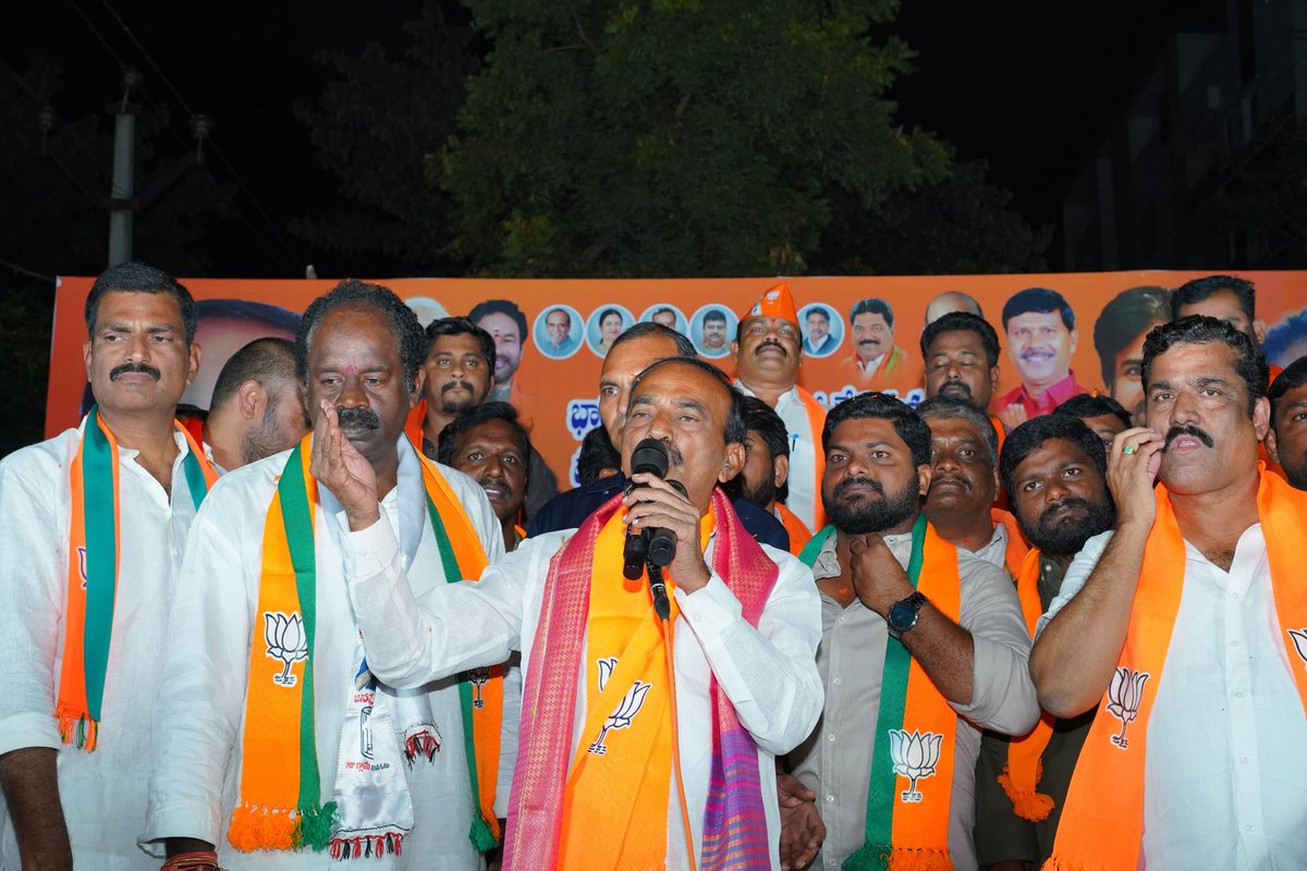 Eatala_Rajender's tweet photo. ఎల్బీనగర్ అసెంబ్లీ నియోజకవర్గం బిజెపి అభ్యర్థి శ్రీ @SamaRangaReddy_ గారికి మద్దతుగా ఎన్నికల ప్రచారంలో పాల్గొని ప్రసంగించడం జరిగింది.

పనామా గోదాం - రెడ్ ట్యాంక్- NGO కాలనీ - SKD నగర్ - వైదేహి నగర్ - హనుమాన్ టెంపుల్ - సాహెబ్ నగర్ వరకు రోడ్ షో నిర్వహించి, సాహెబ్ నగర్ లో కార్నర్ మీటింగ్ లో ప్రసంగించడం జరిగింది.

మోదీ గారిని ప్రచార కమిటీ చైర్మన్ గా నియమించిన తరువాత మొదటి సభ LB స్టేడియంలో తెలంగాణ గడ్డమీద జరిగింది. ప్రధాని అయ్యారు. మొన్న మళ్లీ అదే గడ్డమీద నిల్చొని బీసీ ముఖ్యమంత్రిని చేస్తాం అని ప్రకటిచారు.
అది సఫలం కావాలంటే మీ చేతుల్లో ఉంది. 

నాకు ఇప్పటి వరకు ఓటమి లేదు.
శ్రమను నమ్ముకుంటే, ప్రజలను నమ్ముకుంటే సాద్యంకానిది ఏదీ లేదు అనే నమ్మకం ఉన్న వాన్ని..

సామ రంగన్నకి ఓటువెస్తే నాకు వేసినట్టే.

కెసిఆర్ పాలనలో.. షీ టీమ్స్, సీసీ కెమెరాలు నిఘా ఉంది అని చెప్తున్న నేపథ్యంలో..  నందనవనంలో ముక్కుపచ్చలారని ఆడబిడ్డ మీద అత్యాచారం జరిగితే స్పందన లేదు. 
Lb నగర్ పోలీస్ స్టేషన్లో పరిధిలో పోలీసులే ఒక మహిళ మీద చేసిన దౌర్జన్యం చూశాం. రక్షించాల్సిన పోలీసులే చెప్పకూడని చోట కొట్టారు.

మునుగోడు ఎన్నికల సందర్భంలో రూపాయి ఖర్చు లేకుండా రిజిస్ట్రేషన్ చేస్తా అన్నారు.
118 జి.వో ఇచ్చారు. ఎన్నికలు అయిపోగానే మర్చిపోయారు. బోడ మల్లన్న సామెత లాగ వ్యవహరించారు. 

డబుల్ బెడ్ రూం ఇల్లు ఇవ్వలే. 
5 లక్షలు ఇస్త అని ఇప్పుడు 3 లక్షలు ఇస్తారట. ధరలు పెరిగాయా తగ్గాయా ? 
బిజెపికి అవకాశం ఇవ్వండి ఇల్లు కట్టించే జిమ్మేదార్ మాది. 

నరేంద్ర మోదీ గారికి కెసిఆర్ లాగా కొడుకులు, అల్లుళ్ళు, కూతుళ్లు, సడ్డకుని కొడుకులు లేరు. దేశ ప్రజలందరూ ఆయన కుటుంబం.

స్మశానవాటికలకు, చెట్లు పెట్టడానికి, సిమెంట్ రోడ్లు వేయడానికి, మోరీలు కట్టడానికి పైసలు ఇచ్చేది కేంద్ర ప్రభుత్వం. మహిళా సంఘ భవనాలు, మున్సిపల్ భవనాలు, గ్రామపంచాయతీ భవనాలు కట్టుకోవడానికి డబ్బులు ఇచ్చింది కేంద్ర ప్రభుత్వం కానీ పేరు మాత్రం కేసీఆర్ కి.

నరేంద్ర మోడీ గారి అండతో మీకు హామీ ఇస్తున్నా..
• ప్రతి పేదవాడికి ఇంగ్లీష్ మీడియం విద్య ఉచితంగా అందిస్తాం.
• ఒక్క రూపాయి ఖర్చు లేకుండా వైద్యం అందిస్తాం.
• నిరుద్యోగ బిడ్డలకు ఉద్యోగ నోటిఫికేషన్ వేస్తాం.
• ఇద్దరు ముసలి వాల్లకు పెన్షన్ అందిస్తాం.
• డబుల్ బెడ్ రూం ఇల్లు అర్హులందరికీ ఇస్తాం.
• ప్రజలకి రక్షణ ఇచ్చే బాధ్యత మాది.
• స్థలాలకు రక్షణ కల్పిస్తాం.
• పెద్దవాళ్ళకు ఇళ్లస్థలం ఇస్తాం.
• మాదిగ ఎబిసిడి వర్గీకరణ కూడా జరగబోతుంది.

లంబాడా తండాలలో గుడుంబా బట్టీలు బంద్ పెడితే సంతోష పడ్డాం కానీ కెసిఆర్ లిక్కర్ తీసుకువచ్చారు. 
తాగిపించడంలో నంబర్ వన్ చేశారు.

#BJP4Telangana #TelanganaWithBJP