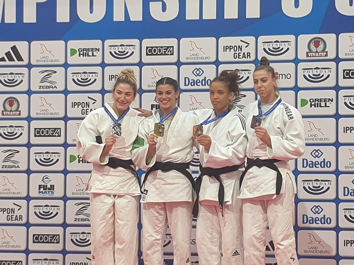 alfhermida's tweet photo. Palmarés internacional de Laura, nunha das fotos co seu adestrador Marcial Romero.

2023 🥇 europeo sub23
2022 🥇 europeo junior
2021 🥈 mundial junior
2019 🥈 europeo cadete https://t.co/Lh9cgd2khx