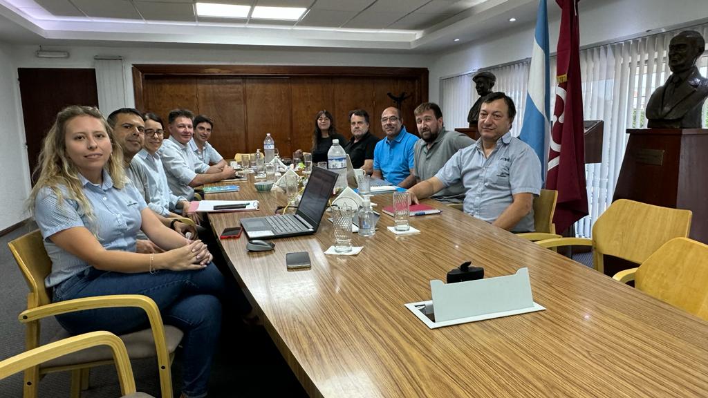 Hoy, la FMA junto a Cotagro recibió la visita de la Mesa de BPA de Rio Cuarto.

Un espacio de intercambio muy fructífero en donde pudimos conversar sobre acciones concretas vinculadas a las #buenaspracticasagropecuarias para llevar adelante en el próximo año.