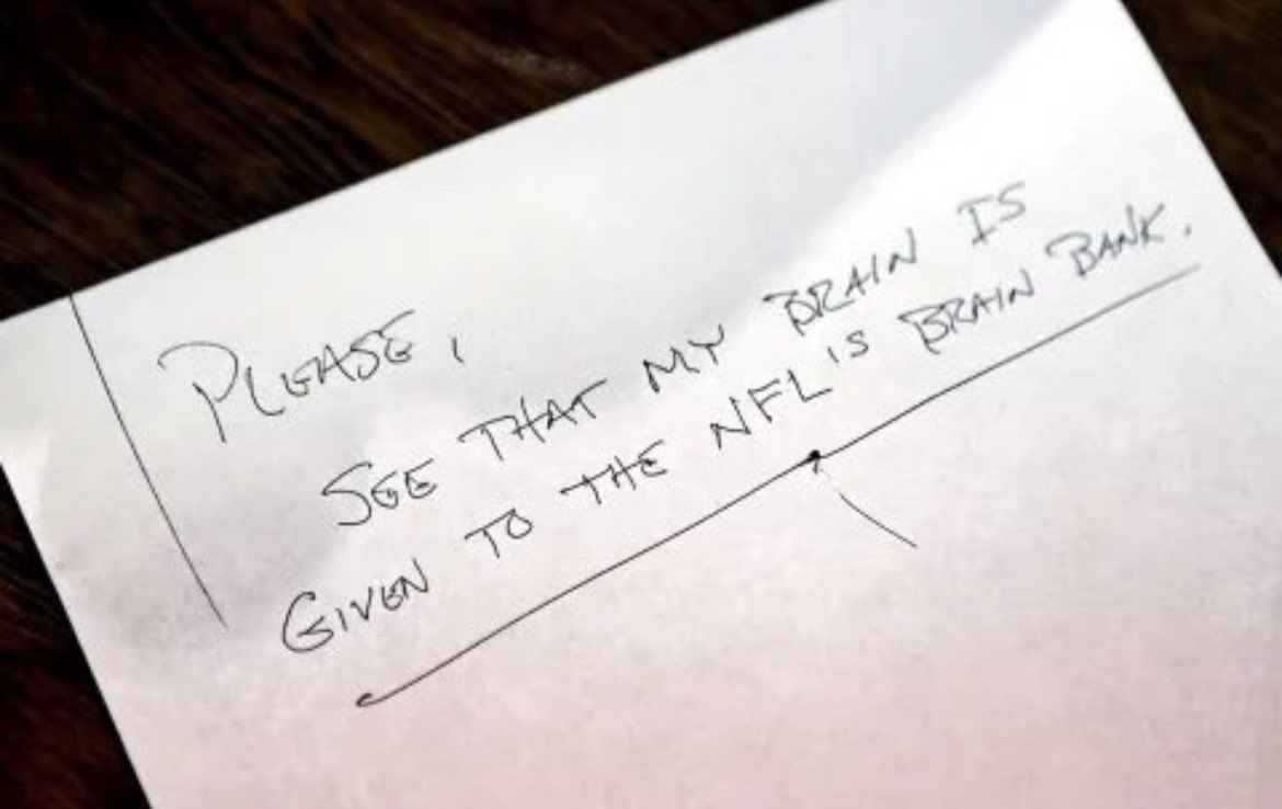 MorbidKnowledge's tweet photo. A note containing the final request of 50-year-old former NFL safety Dave Duerson that he left when he ended his own life on February 27, 2011. His brain, as he suspected, was found to have chronic traumatic encephalopathy as a result of the concussions he suffered during his playing career.