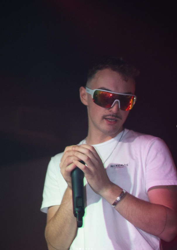 bigote a lo fredy, y vacilando igual que tedy, el oso