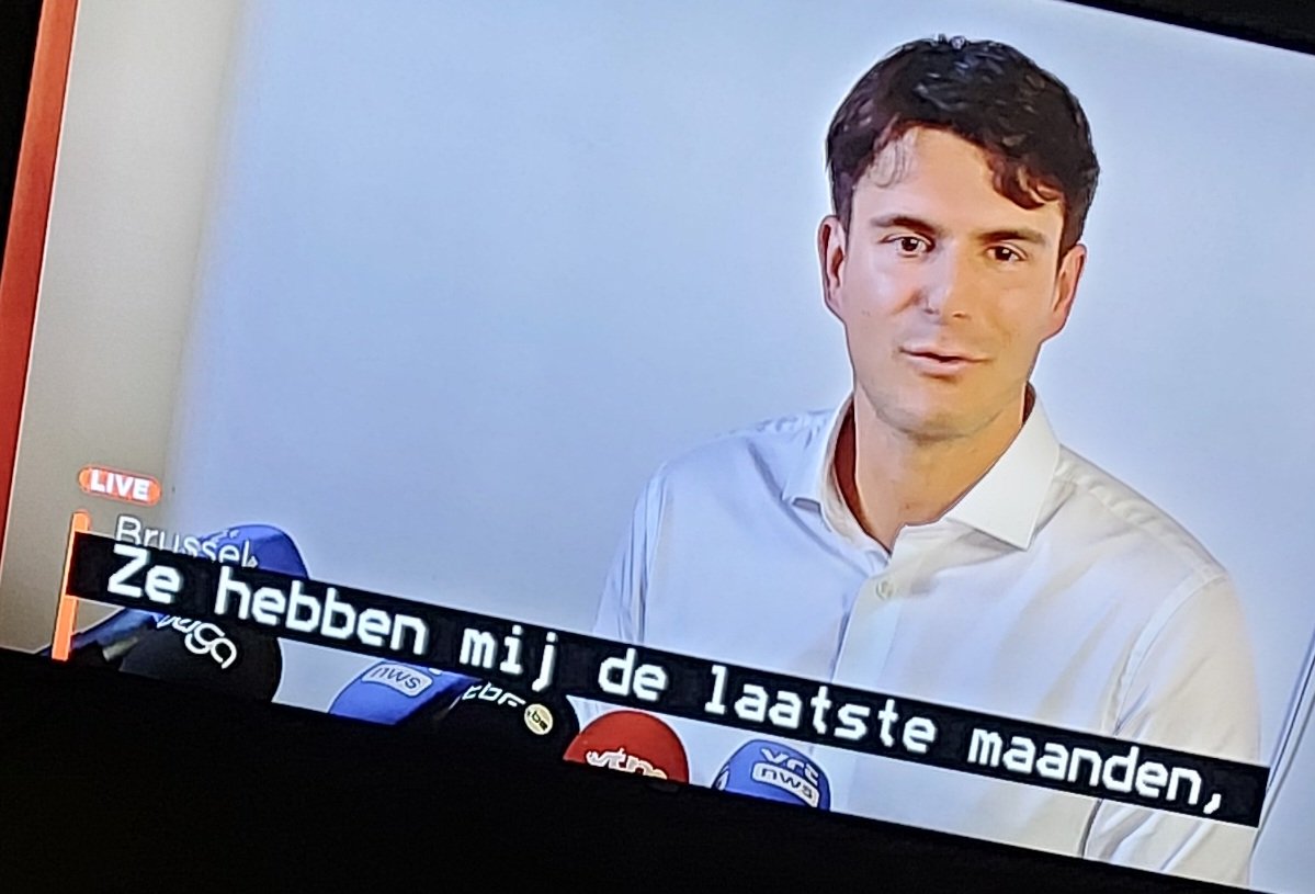 Lady60195692's tweet photo. wat een melige en zielige vertoning in zijn maagdelijk wit hemdje om 19u10 🤮🤮 #vtmnieuws #vrtnws #deafspraak #terzaketv #7dag #Vivaldi #villapolitica #kingconnah @vooruit_nu #larie #kiesdrempel #persconferentie #racisme #detafelvangert https://t.co/OqZj2iaYor