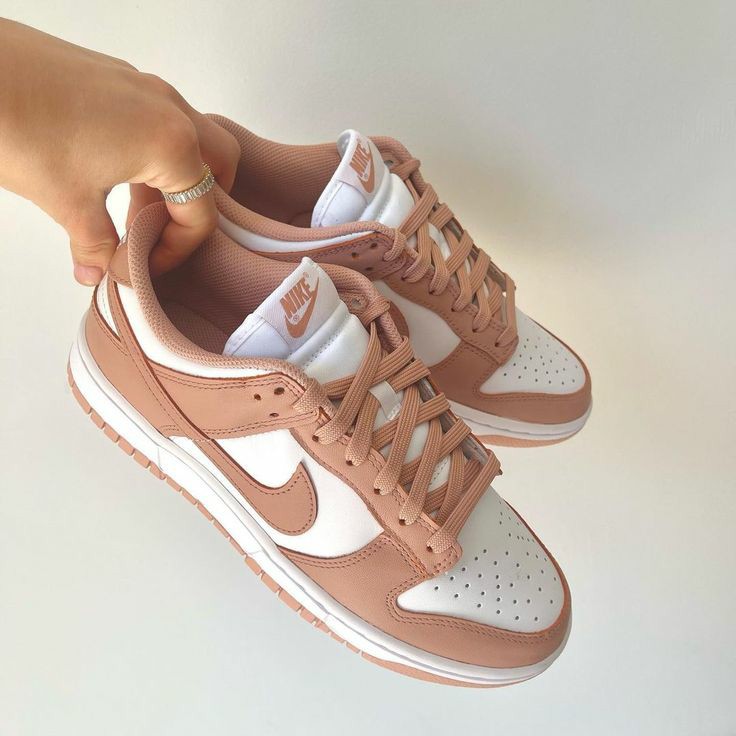 Nike >>