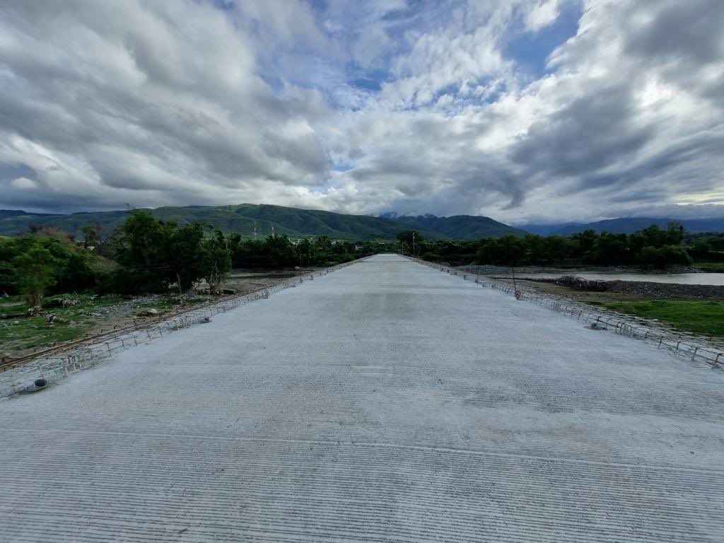 CIV_Guatemala's tweet image. #ReporteDeAcciones | ⏩️📍 Se avanza en la Reposición del puente vehicular ingreso a El Jícaro, El Jícaro, #ElProgreso. 🚜🚧