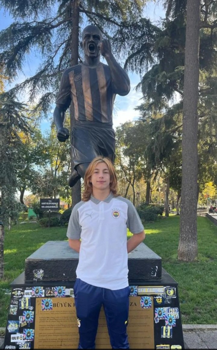 Fenerbahçe'nin bir parçası olmak çok güzel bir duygu,bu camiaya layık olmak için elimden geleni yapacağım Fenerbahçe gerçek ve kalıcı bir mutluluk.