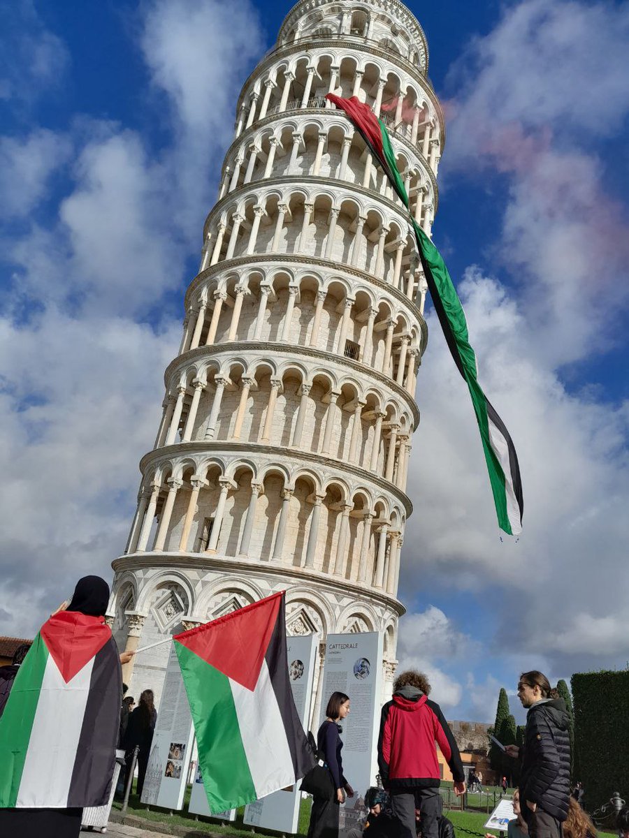 DinamoPress's tweet image. #Pisa per la #Palestina: stamattina centinaia di persone sono scese in piazza per chiedere un immediato #cessateilfuoco per fermare i bombardamenti che stanno colpendo da più di un mese i territori di #Gaza: occupata la #TorreDiPisa #CeasefireForGazaNOW Foto e info @exploitpisa