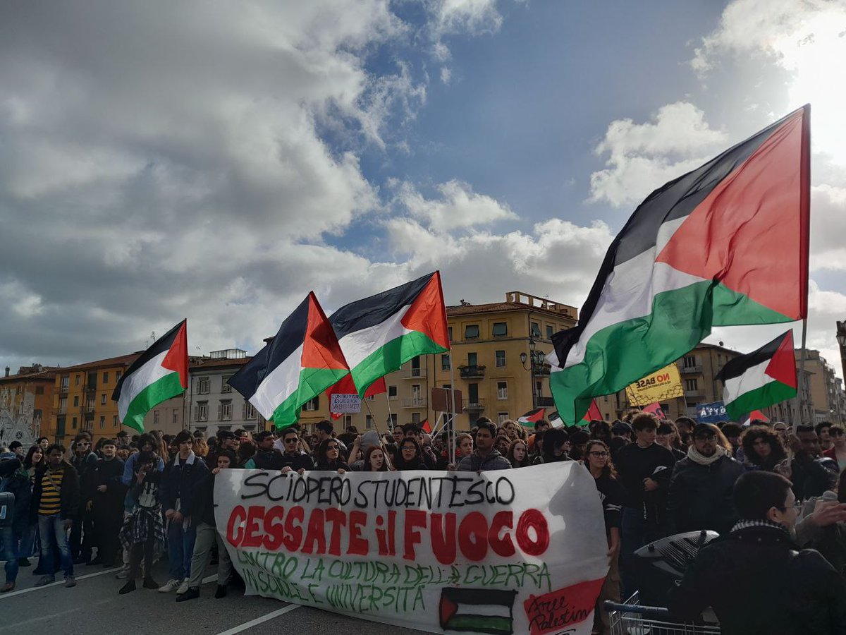 DinamoPress's tweet image. #Pisa per la #Palestina: stamattina centinaia di persone sono scese in piazza per chiedere un immediato #cessateilfuoco per fermare i bombardamenti che stanno colpendo da più di un mese i territori di #Gaza: occupata la #TorreDiPisa #CeasefireForGazaNOW Foto e info @exploitpisa