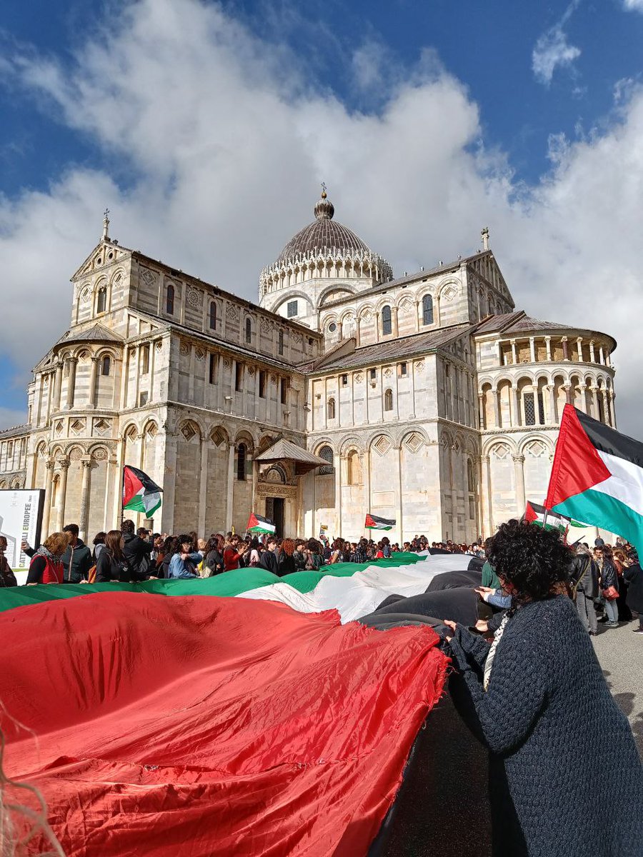 DinamoPress's tweet image. #Pisa per la #Palestina: stamattina centinaia di persone sono scese in piazza per chiedere un immediato #cessateilfuoco per fermare i bombardamenti che stanno colpendo da più di un mese i territori di #Gaza: occupata la #TorreDiPisa #CeasefireForGazaNOW Foto e info @exploitpisa