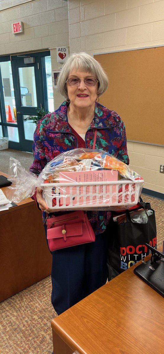 DiggsLatham's tweet image. Thank you members of the #ZetaChapter of #deltakappagamma #dkg for providing snacks and treats for staff.