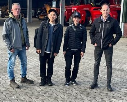 LbThijssen's tweet photo. Met Marcel van @SamenwerkingBV een presentatie mogen geven aan Japanners over toepassingen in o.a. #precisielandbouw, #autonomie #agronomie #innovatie #Smartfarming #cloudfarming #datagedrevenlandbouw 
@Cumela @Grondig https://t.co/DNRgADqdaH