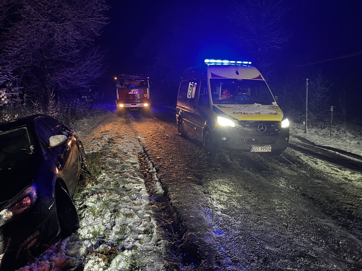 KPPSPStarogard's tweet photo. 🚨Uwaga! 🚨

Aktualnie panują trudne warunki na drogach w #powiecie #starogardzkim. Śliska nawierzchnia i ograniczona widoczność. Bądźcie ostrożni i przystosujcie swoją jazdę do warunków pogodowych 🌨️. 

Droga ze #Starogardu w stronę #Lubichowa chwilowo zablokowana. https://t.co/XGgWoUfmUg