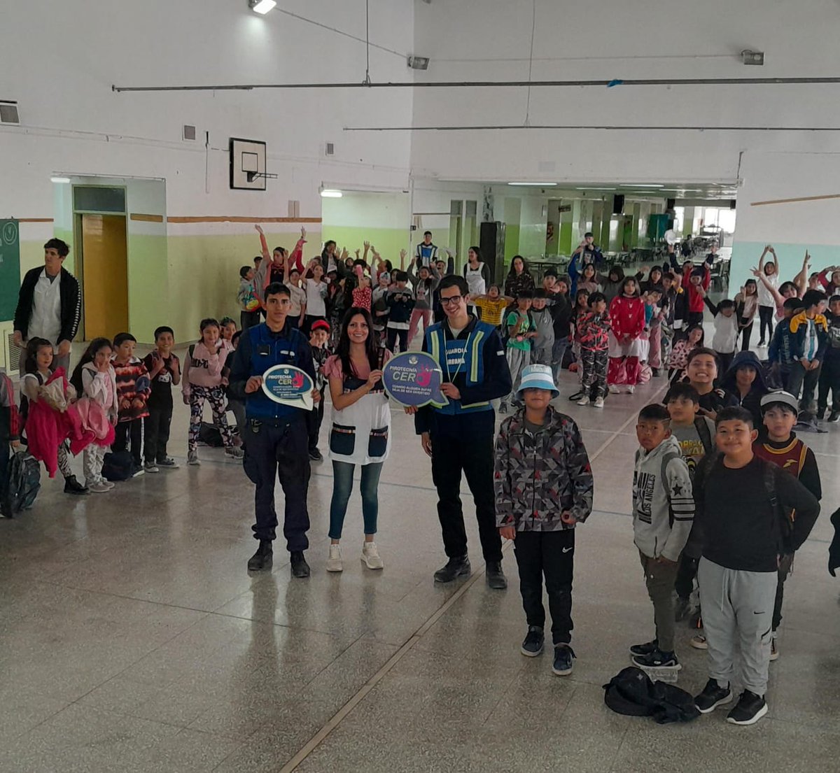 ccypctw's tweet photo. ➡️Personal de #GuardiaUrbana acompañó a distintos colegios en sus salidas educativas.

☑️También se trabajó en la concientización sobre #PirotecniaCero en las fiestas. https://t.co/HcEJkamX8Q
