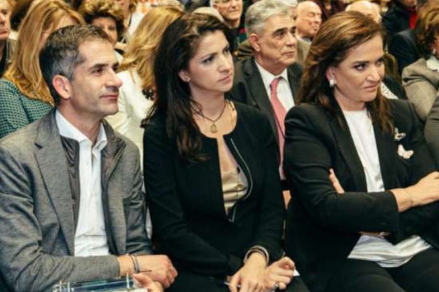Kapoiosmpla's tweet photo. Τι δουλειά κάνει η Αλεξία Μπακογιάννη που της επιτρέπει να έχει λεφτά για να αγοράσει ένα ΔΙΥΛΙΣΤΗΡΙΟ; https://t.co/g9eZ8N0RRB