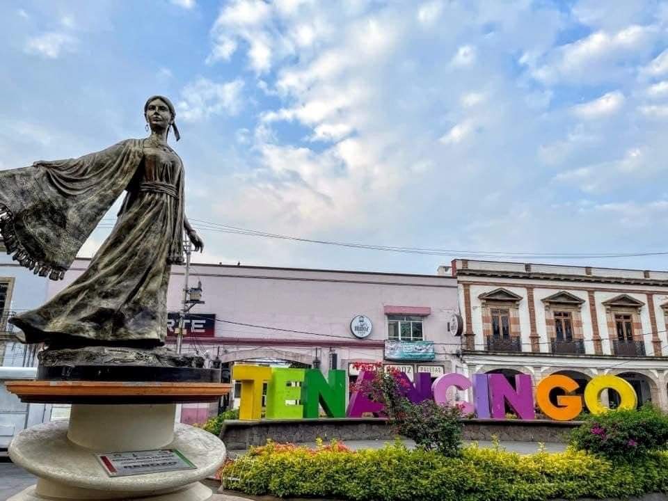 AnayeliCarmon10's tweet photo. Mi querido #Tenancingo rodeada de tanta gente Leal Agradecida y Fiel
Tierra bendita de Gente trabajadora humilde calida y de un gran corazon mujeres que dia a dia sacan a la Familia adelante mujeres guerreras personas trabajadoras... 
#MunicipioOrgulloDeGente
#EquipoADMM https://t.co/JCpgbY4Kn7