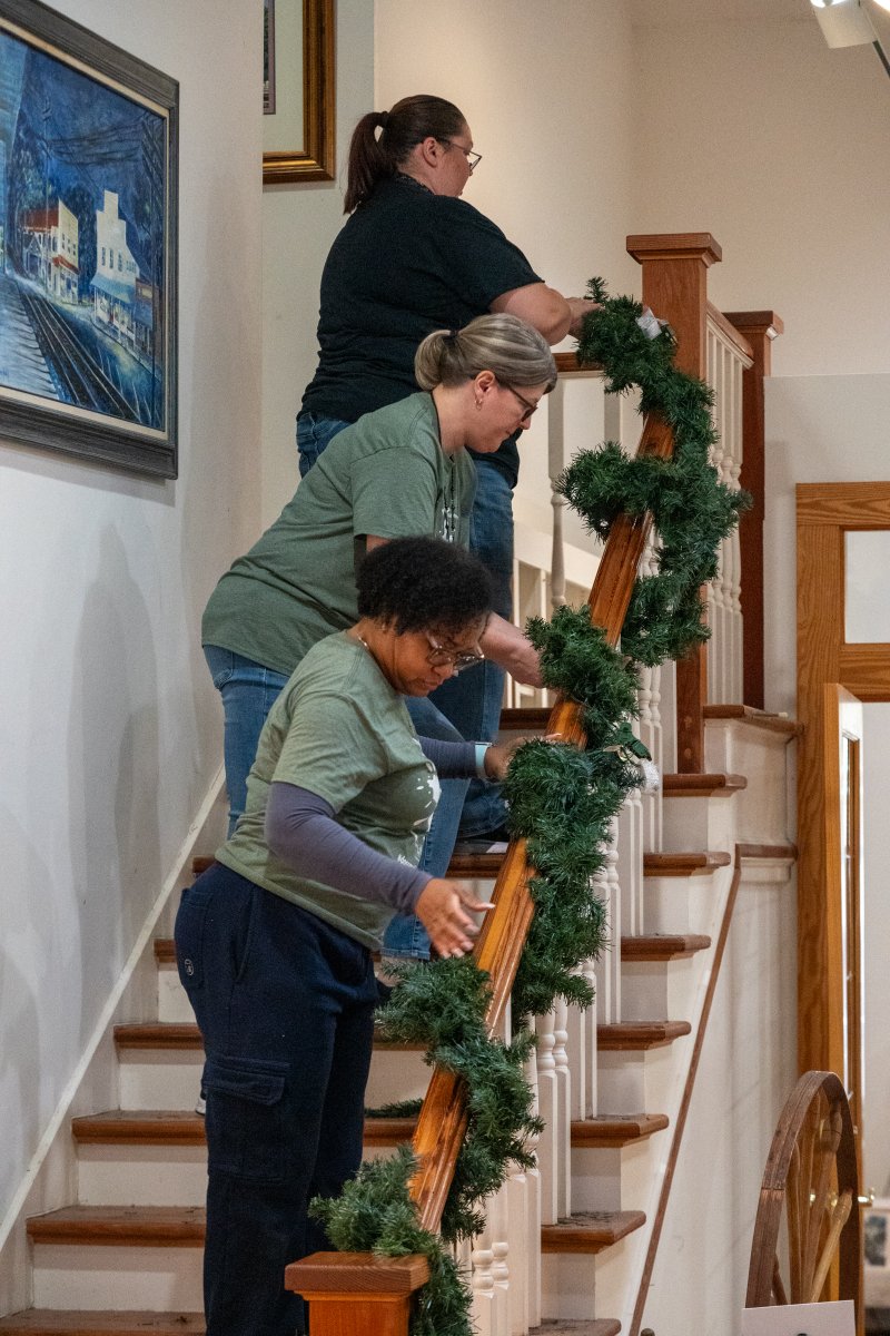 santeecooper's tweet photo. We had an absolute blast at @TridentUWay #DaysofCaring! About 215 of our team worked this week building a ramp, sprucing up the Berkeley Count Museum, and various other projects across the Lowcountry in this annual day of community service. #PoweringSC https://t.co/wkybpPd22y