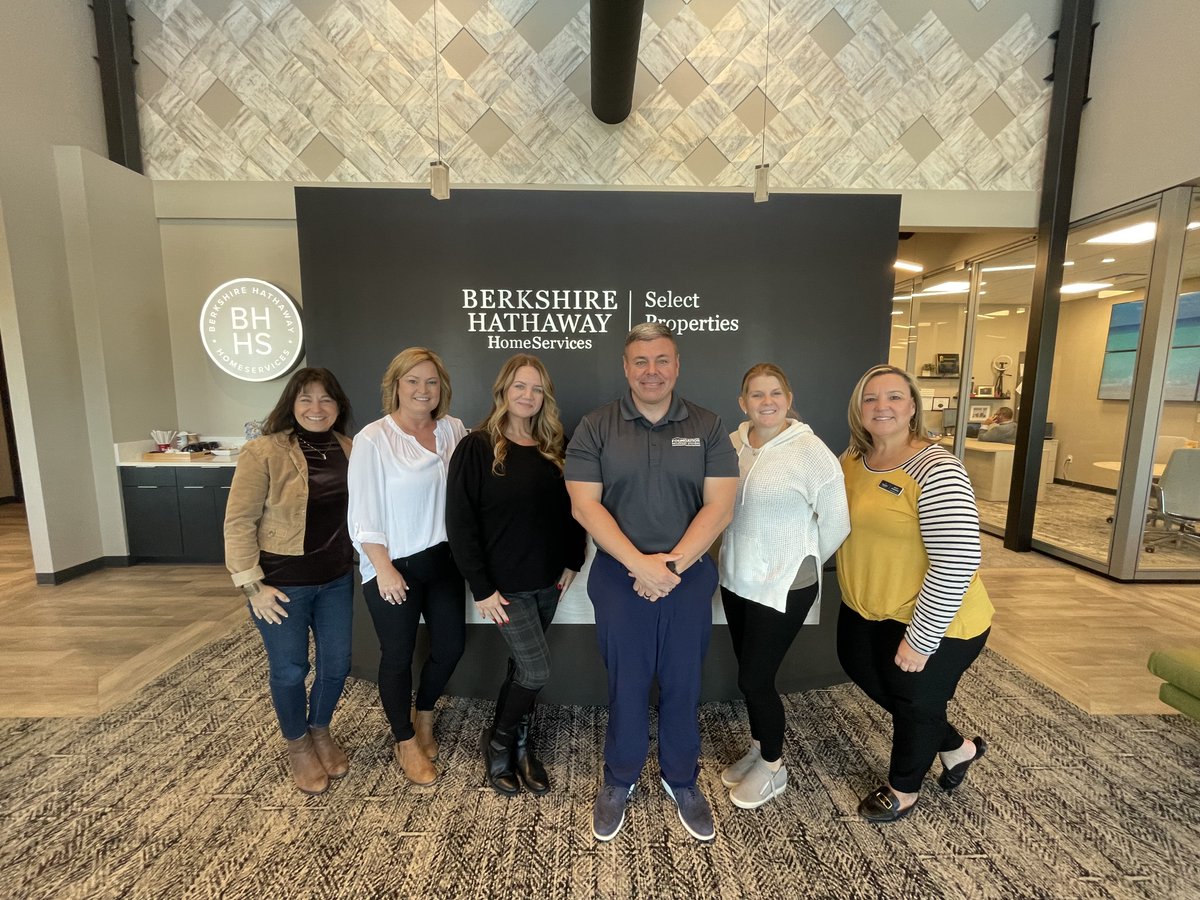FRS_1992's tweet photo. Big thanks to Berkshire Hathaway for inviting us to share our foundation expertise! Richard enjoyed engaging with everyone's questions. https://t.co/nC92Nxhz13