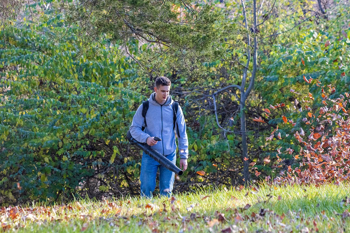 salarmycincy's tweet photo. Big shoutout to @CintasCorp for their incredible commitment to our community! This past Tuesday, 50 of their amazing employees spent an afternoon at Camp SWONEKY, tackling tasks like landscaping, gardening, storage organization, and more. Their hard work truly made a difference🍁 https://t.co/auWR2XKrGd