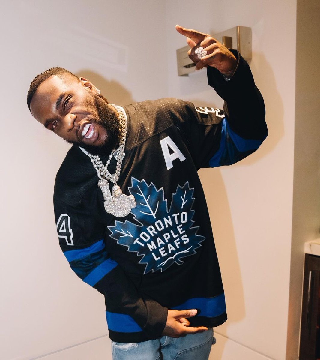 burnaboy's tweet photo. Tables don’t turn, na who get sense dey change him chair.
 #ITOLDTHEM

Houston, see you tonight! 💙 https://t.co/FvxAvLR3KL