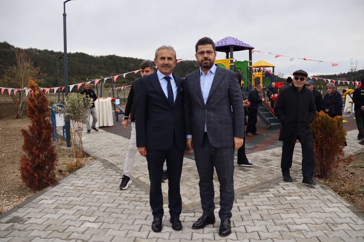 Değerli Dostlar. Akparti Eyüpsultan İlçe başkanım ve teşkilat mensubu arkadaşlarım, benim Akparti Azdavay Belediye Başkanlığı aday adaylığıma destek vermek için 600 km. katederek ziyaretime geldiler. Vefa ve dostluk bu olsa gerek. Teşekkür ediyorum ayaklarınıza yüreğinize sağlık