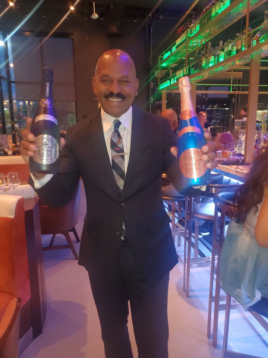 Breaking News: RT...is the New Vegas Market Manager for Floyd Mayweather's Le Bon Argent Champagne &amp; Good Money Whisky! I'm thrilled to support Mayweather &amp; the Good Money team! Top Shelf champagne &amp; whisky. Luxury without Limits. Let's Go Champ! <a href="/RTPaperboy/">RT</a> #sgws