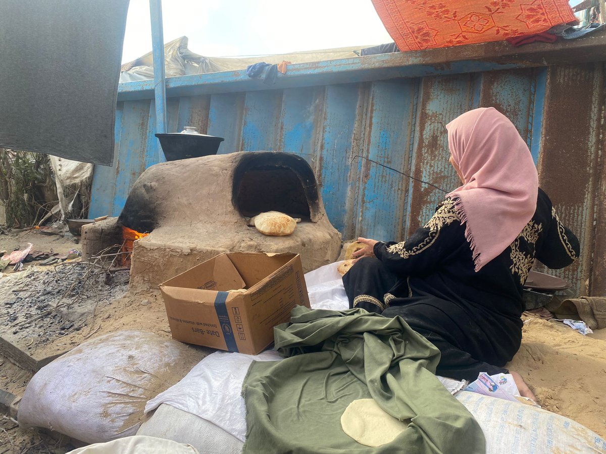 lisataraki's tweet photo. With current supplies we're only meeting 39% of food needs in our shelters in📍#Gaza
Despite being exhausted, overwhelmed and displaced -our colleagues continue to work around the clock, delivering flour to families directly. So far over 70,000 families have received flour. https://t.co/RKytcBo2hS