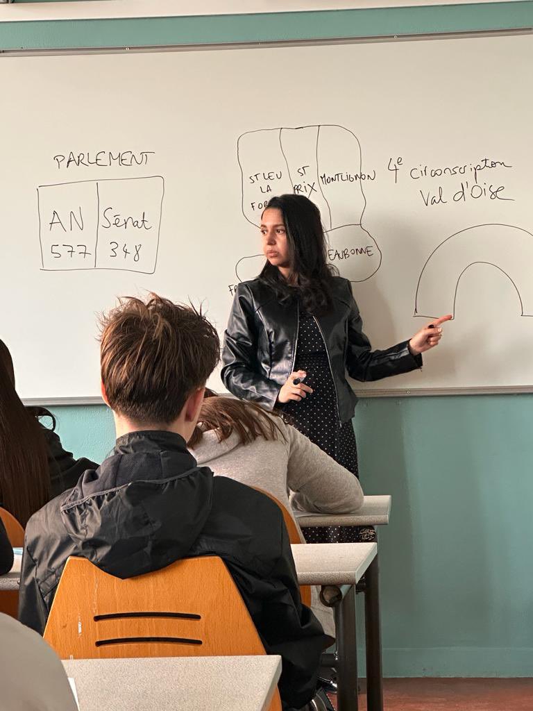 Rencontre ce matin avec les élèves de la classe de 3ème de Mme Chalhon du collège Jules Ferry d’#Ermont pour échanger sur mon rôle de Vice-présidente <a href="/AssembleeNat/">Assemblée nationale</a> et de députée, sur la vie politique mais également sur l’école, sur le refus de l’assignation à résidence et la part