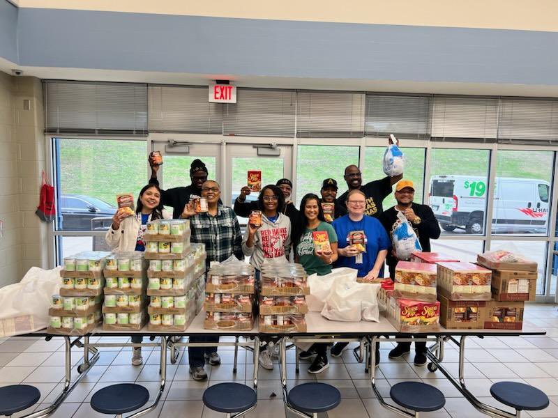 MrsTeachLes's tweet photo. We’re so blessed to have the men of Alpha Phi Alpha Fraternity Inc. Xi Tau Lambda Chapter, provide our @MalvernES families with a Thanksgiving meal box again this year 🦃📦 #Grateful #mymisd https://t.co/hafxWOmSQX