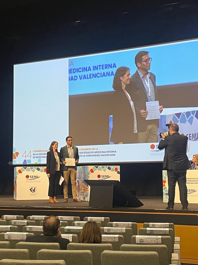 Enhorabuena a nuestro residente Arturo y a todo el equipo de tromboembolica por uno de los premios en el XXXXIV congreso nacional de Medicina Interna!!!
🙌🙌🙌👏🏼👏🏼👏🏼
<a href="/JAVargas_/">Juan Antonio Vargas Núñez</a> <a href="/esthermonteroh/">esther montero</a> 
<a href="/helen_suanzes/">helen</a> 
<a href="/NataliaVicenteL/">Natalia Vicente 🌱</a> 
<a href="/AlexMunozSerr/">Alex Muñoz</a>