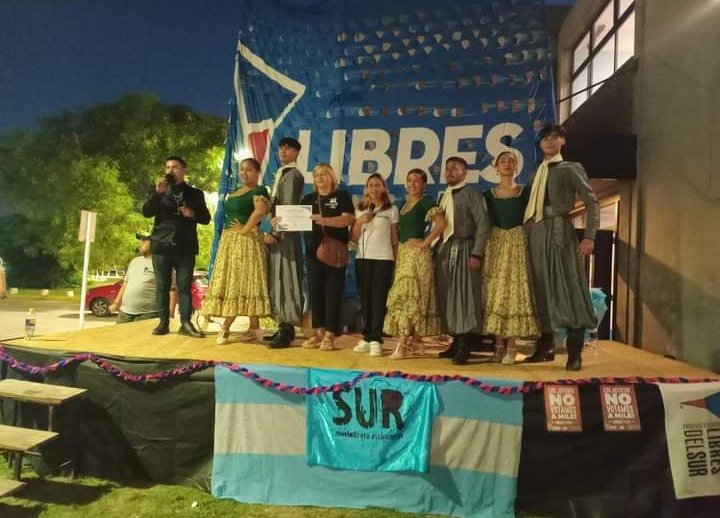 Sur_JuventudC's tweet photo. 🇦🇷🎉 FESTIVALES Y VIGILIAS POR LA EDUCACION PÚBLICA

👉🏻 Realizamos actividades y una #VigiliaNacional  en defensa de la educación pública, en todas las universidades del conurbano. En contra de las propuestas de Javier Milei acerca de la creación de vouchers
#NoAMilei #NuncaMilei https://t.co/RwRiftTleb
