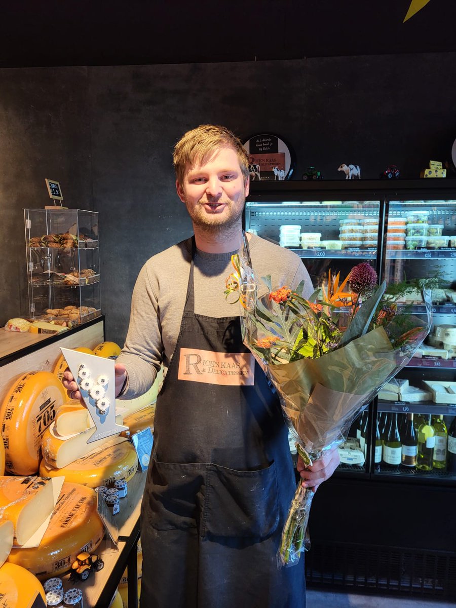 Trost op onze lokale ondernemers! Rick’s kaas en delicatessen won gisteren de starters ondernemersprijs en opende vandaag zijn nieuwe pop-up store! Genoeg reden voor een bloemetje. Gefeliciteerd Rick! 🧡🥳 #dagvandeondernemer #vvd
