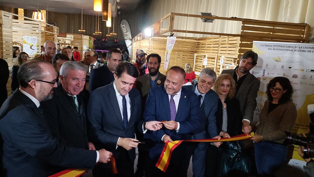 BioCastanea's tweet photo. Inaugurada la XIV Feria de la castaña del Bierzo. Con la presencia del Consejero @naturalezacyl el presidente de la @diputacionleon el alcalde de @CarracedeloEM y el director de @BioCastanea Mesa del Castaño del Bierzo https://t.co/Y5cKvOjJcZ