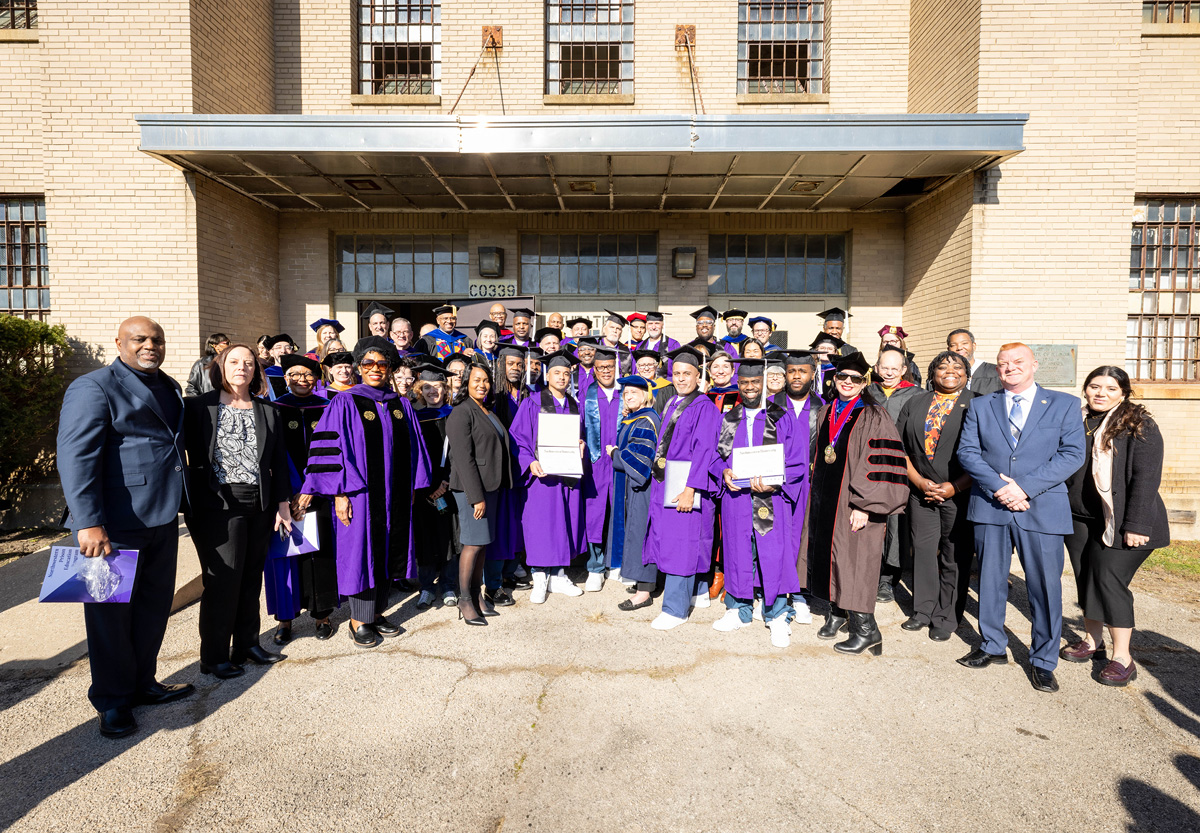 Renowned author @TaNehisiCoats and @LtGovStratton addressed @NuPrisonED graduates making history as the first incarcerated individuals to earn a bachelor's degree from a top-ten university @NorthwesternU.  Thanks to @senpetersil and @senatorventura for attending and supporting!
