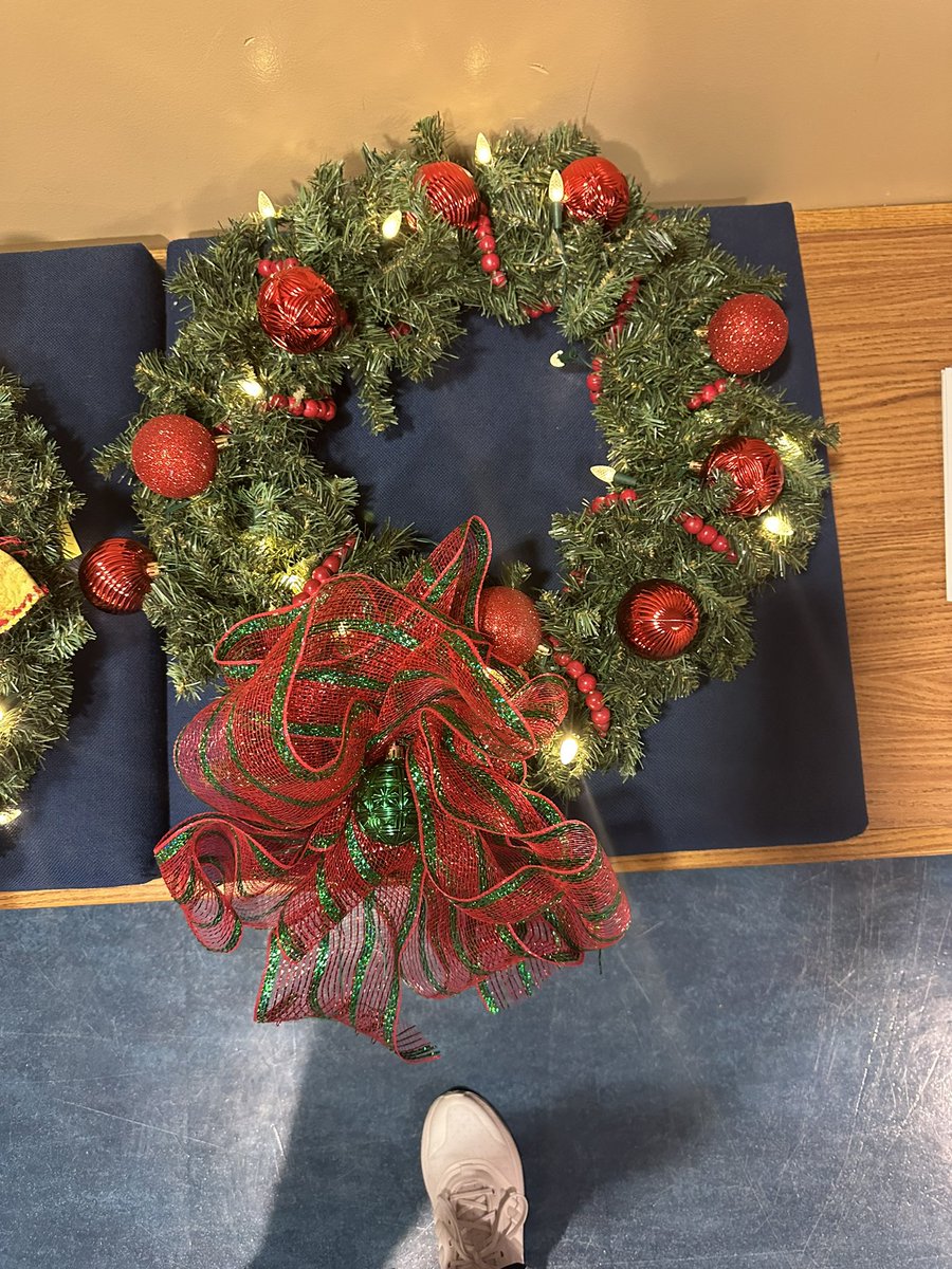 PSCBobcatSB's tweet photo. Girls did an awesome job decorating wreaths for campus! Love the creativity! #CATS https://t.co/h6rg9e4GSl