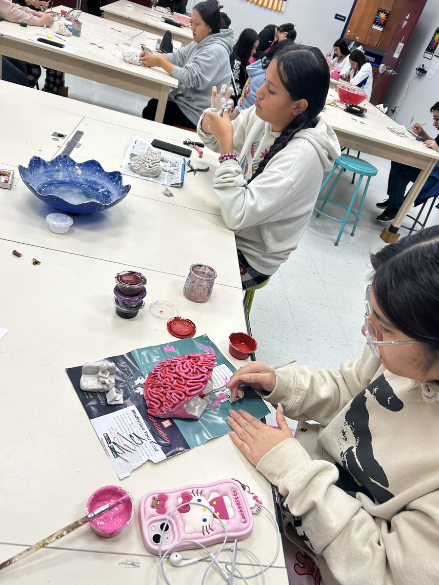 Art 2 is learning about the left and right brain functions by sculpting half the brain 🧠 along with the representations of the functions they identify with the most ✨
#SanEliNation #SEISDPassionPeoplePurpose