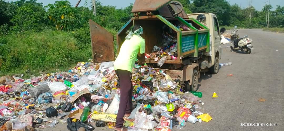 <a href="/CPCB_OFFICIAL/">Central Pollution Control Board</a> Garbage being dumped outside Sundargarh Town, Odisha highway side by the Municipality Garbage Carrier. <a href="/SngMunicipality/">SUNDARGARH MUNICIPALITY</a> <a href="/DMSundargarh/">Collector and DM, Sundargarh</a> <a href="/CMO_Odisha/">CMO Odisha</a>