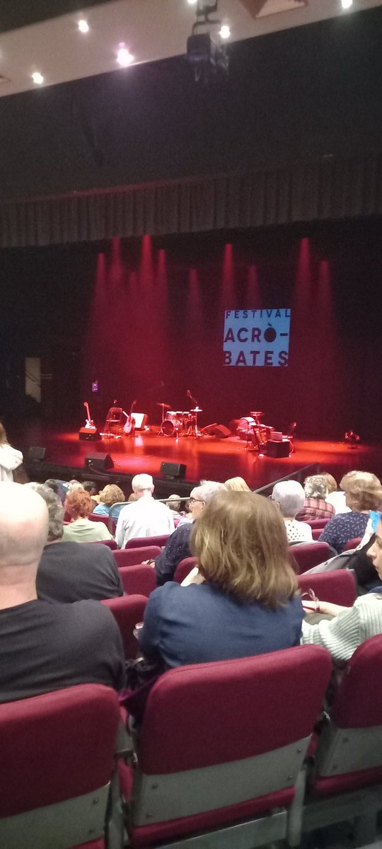 amunteltelo's tweet image. Teníem moltes ganes de gaudir  Nueva York en un poema de Alberto SanJuan y la banda....doncs aquí estem avui...en el marc del @facrobates #ensagradaelteatre🎭