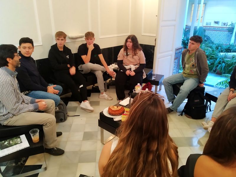 Hoy en #cafeconciencia el <a href="/IESPlayamar/">IES Playamar</a> ha tenido encuentros con <a href="/MoralesSiles/">Antonio J Morales</a> <a href="/kikedegalvez/">Kike de Gálvez</a> <a href="/MercedesSilesM/">Mercedes Siles</a> y Vitor Amorim de <a href="/InfoUMA/">Universidad de Málaga</a> #Matematicas #Economia #biotecnologia #CambioClimatico <a href="/FDescubre/">Fundación Descubre</a> <a href="/UniversidadAnd/">Consejería Universidad, Investigación e Innovación</a> <a href="/FECYT_Ciencia/">FECYT</a> #Malaga <a href="/malaga/">Ciudad de Málaga</a>